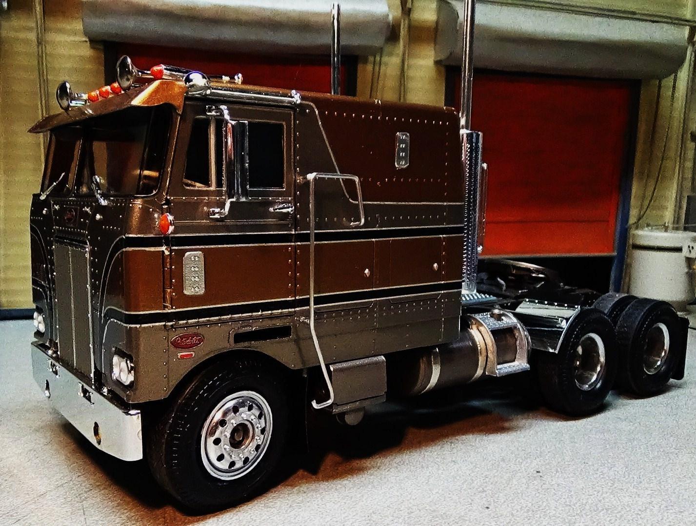 peterbilt-352-model-trucks-big-rigs-and-heavy-equipment-model-cars