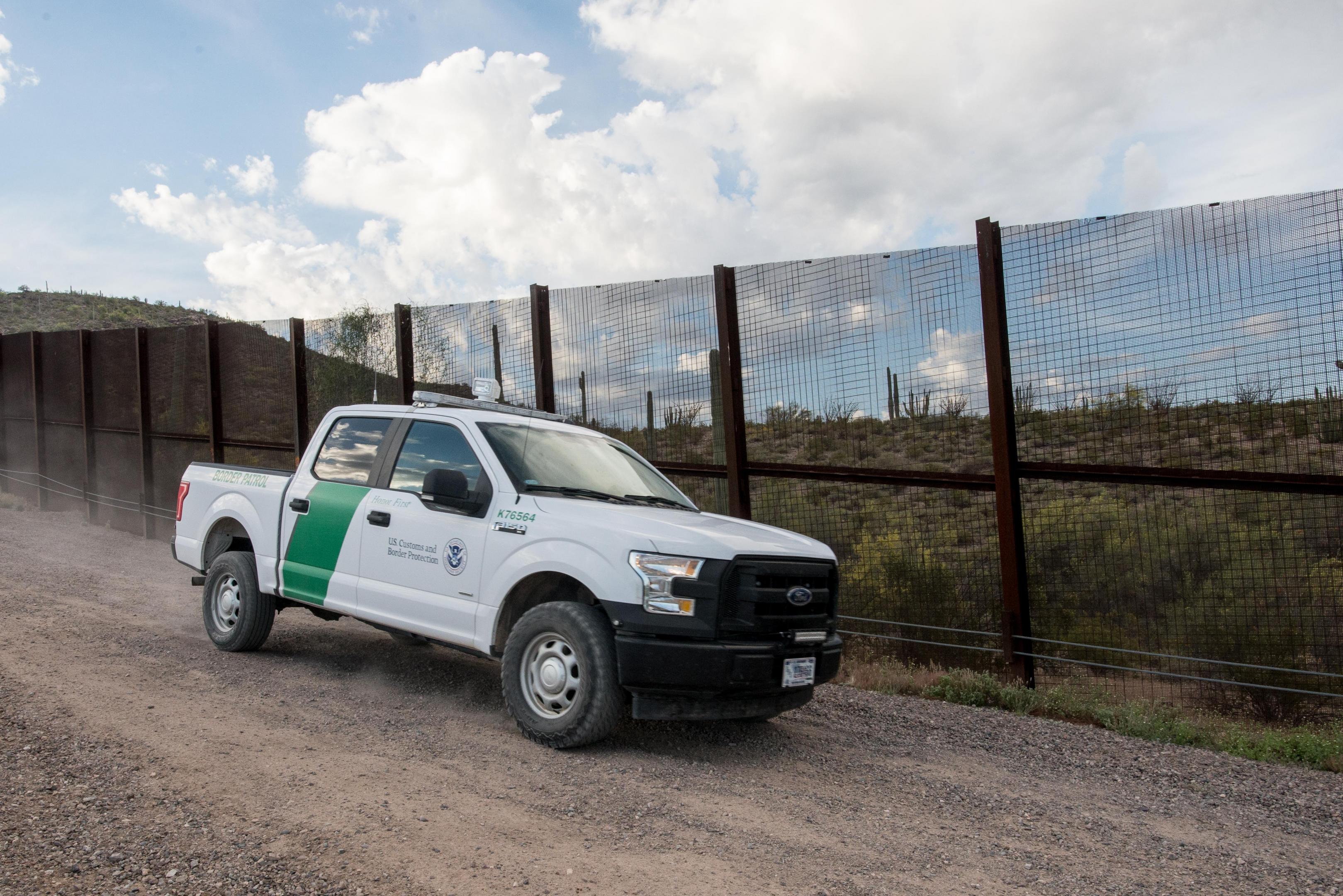 Border Patrol Stops Australian Model Mikaela Testa - 0ras02g