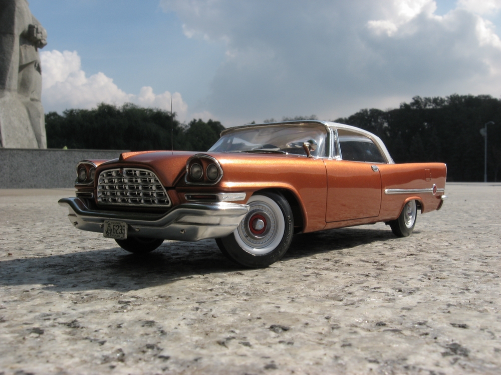 Черный Chrysler 300 1966 в Снежном лесу