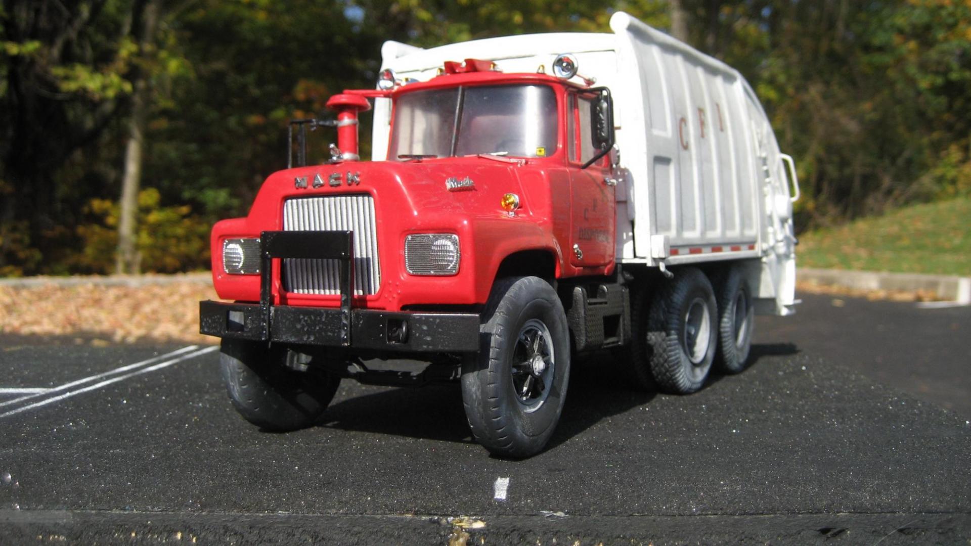Polli Garbage Truck 2.jpg