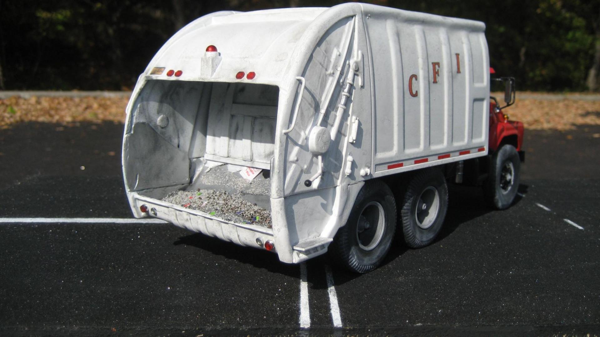 Polli Garbage Truck 5.jpg
