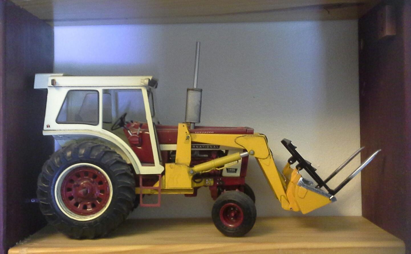 ERTL IH farm tractor.jpg