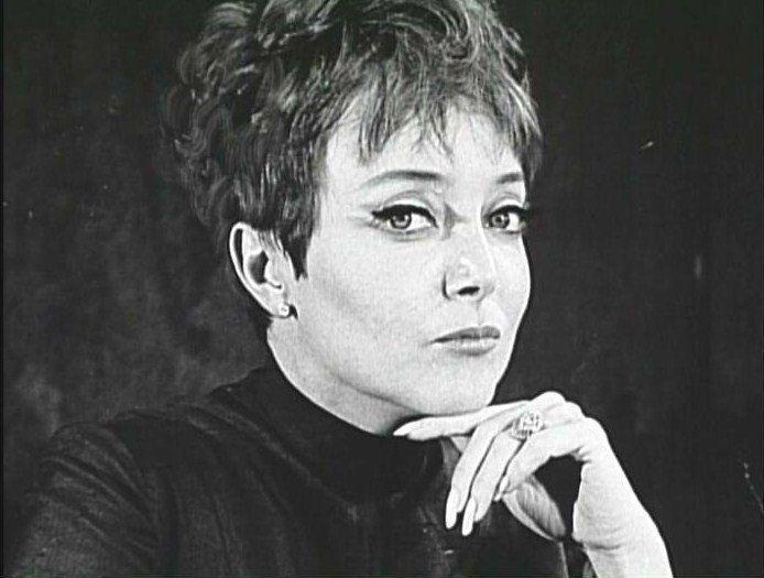 morticia.thumb.jpg.a89fdd2120f2803009ab7