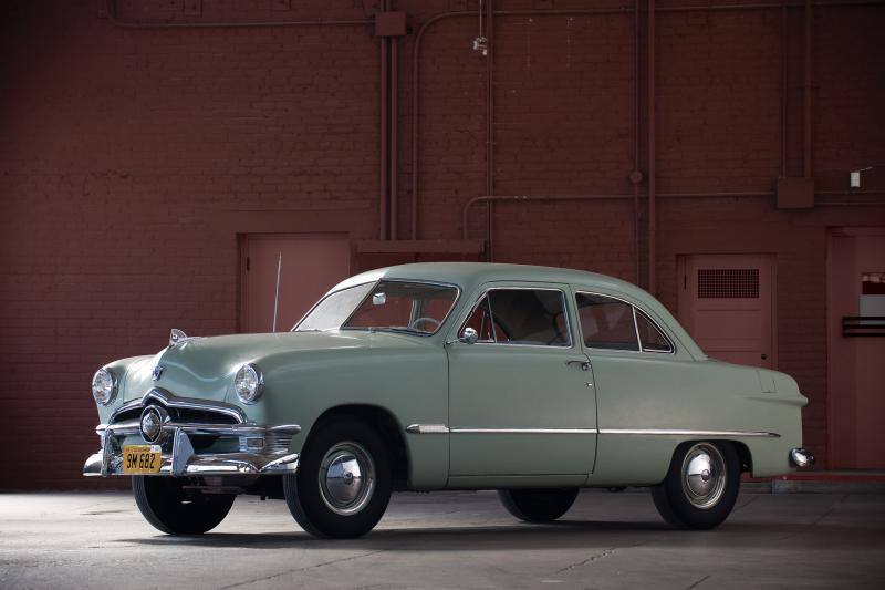 1950_ford_custom_tudor_front_exterior.th