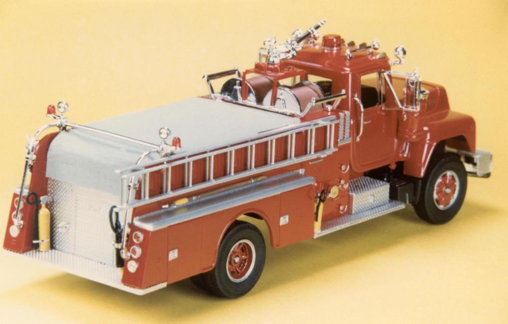 1975 Mack R600 pumper red (3).jpg