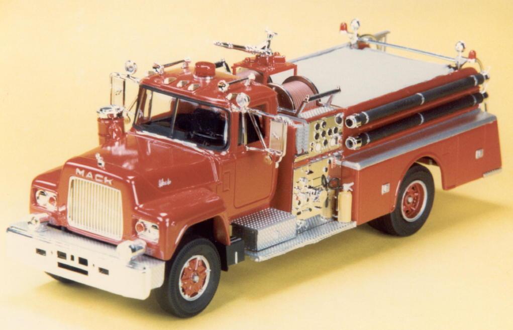 1975 Mack R600 pumper red (4).jpg