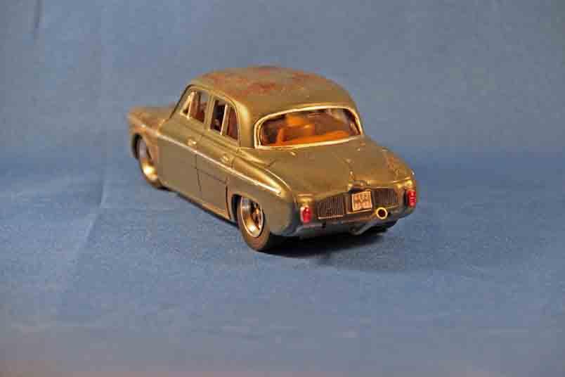 Renault Dauphine 6.jpg