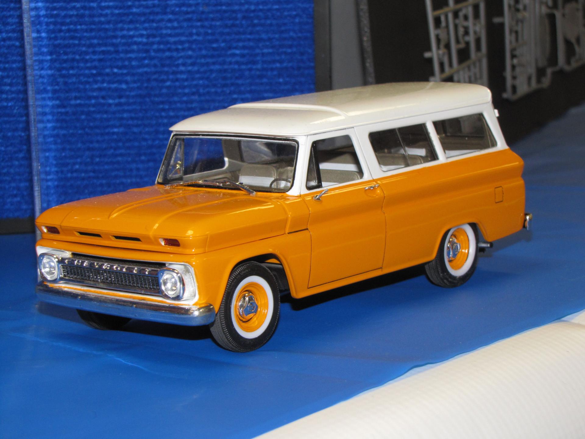Revell '66 Chevrolet Suburban1.jpg