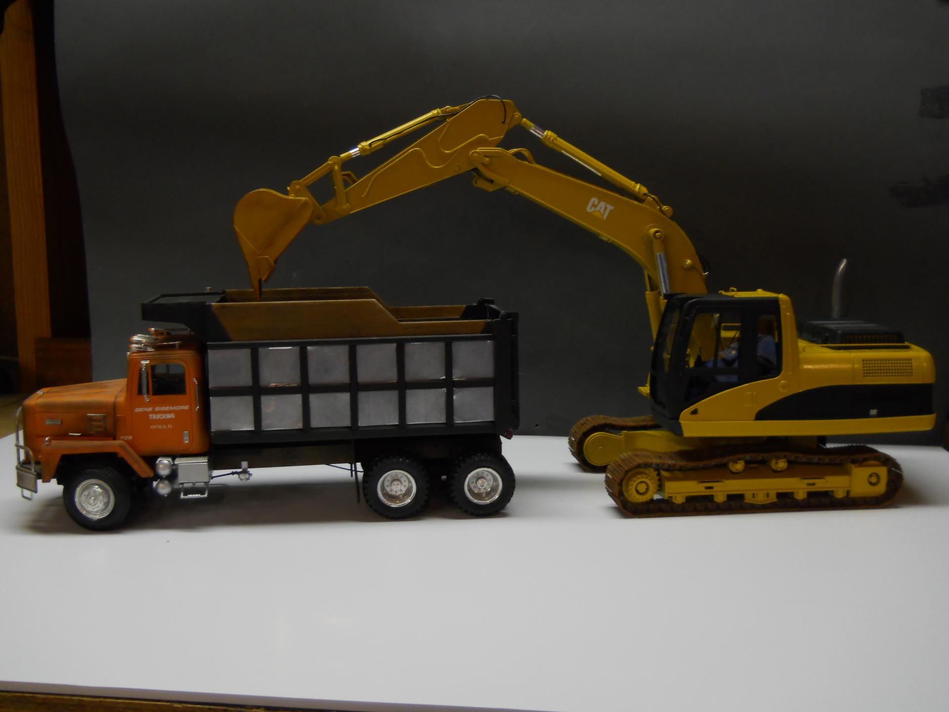 trackhoe_003.thumb.JPG.a2968fbe4c8d61e2a