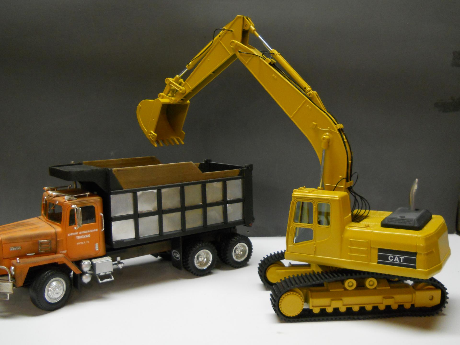 trackhoe log truck 017.JPG