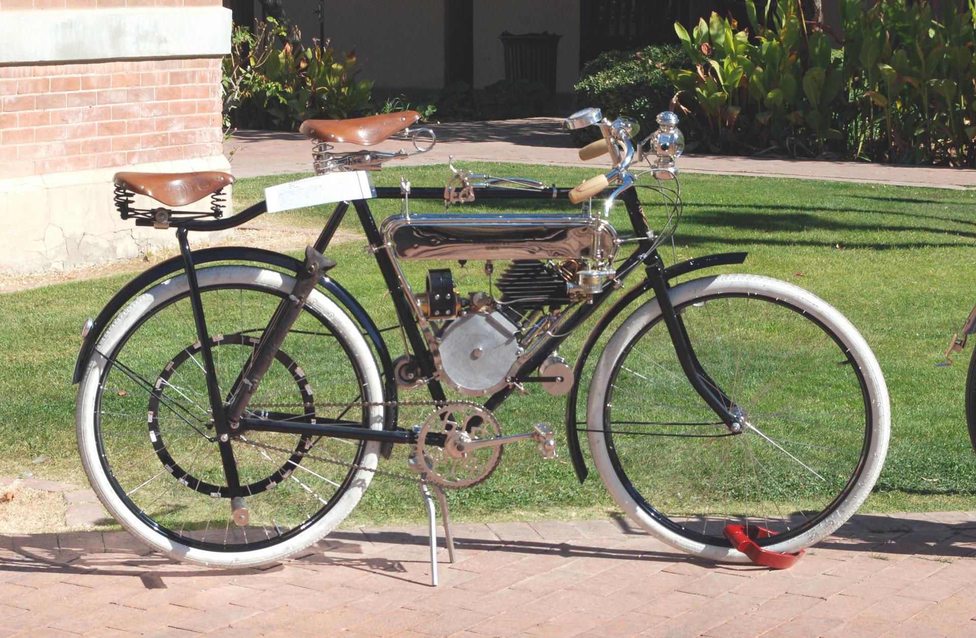 Motosacoche MI 2hp 1905 side right.JPG