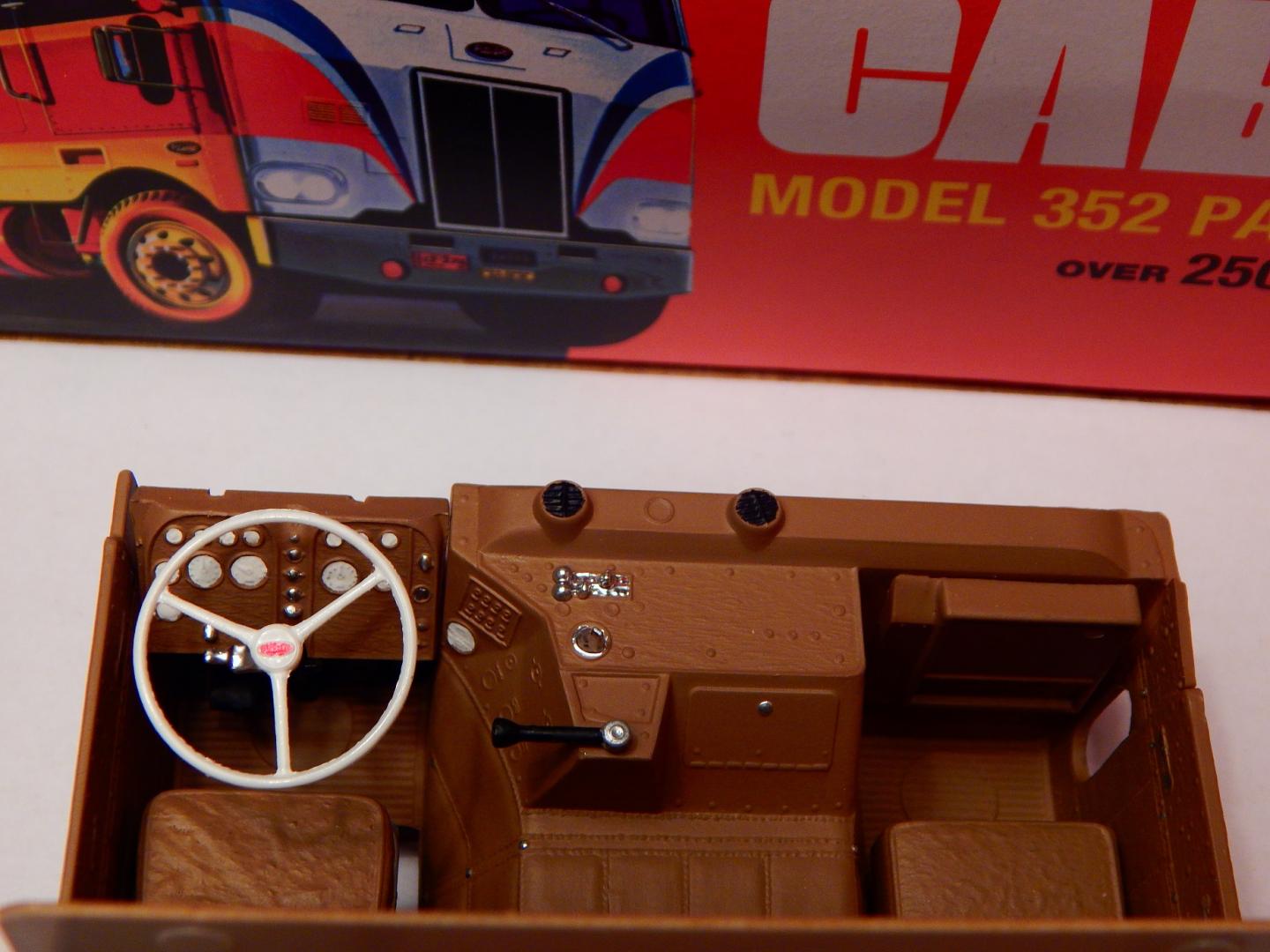 Peterbilt_352_interior_008.thumb.JPG.d6e