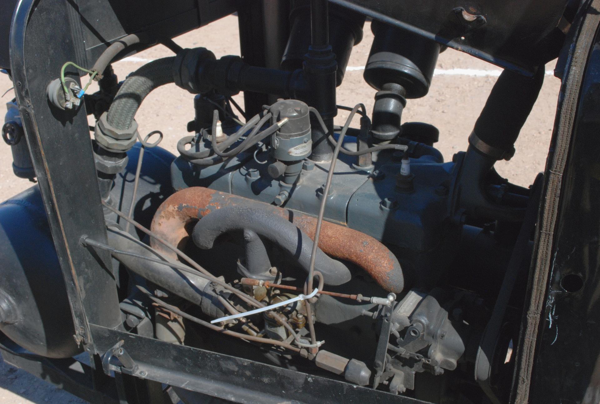 Gordon Smith 1932-35 air compressor side rt detail.JPG