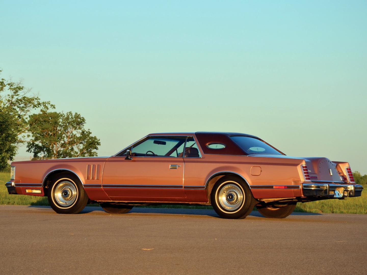 lincoln_continental_mark_v_2.thumb.jpg.c378febc0593f20b3ceedc4afd872e55.jpg