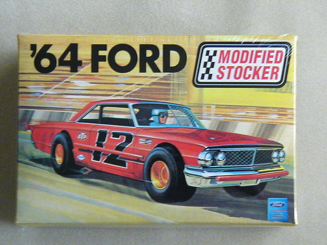 AMT64FordModStock.jpg.52e2f6d32524d22fcbcaba46ec09b42c.jpg