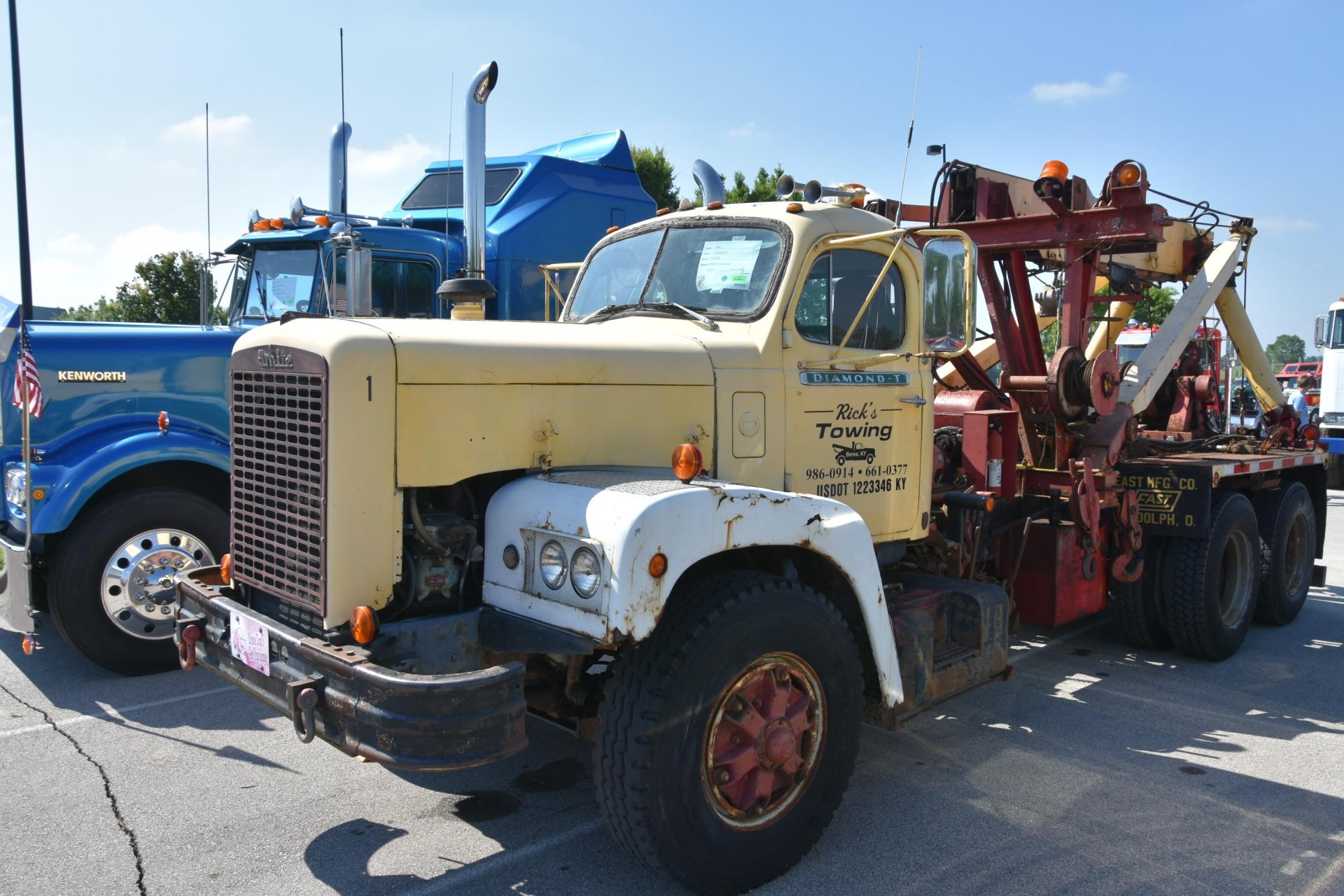 1965 Diamond T P4320 Wrecker  (4).JPG