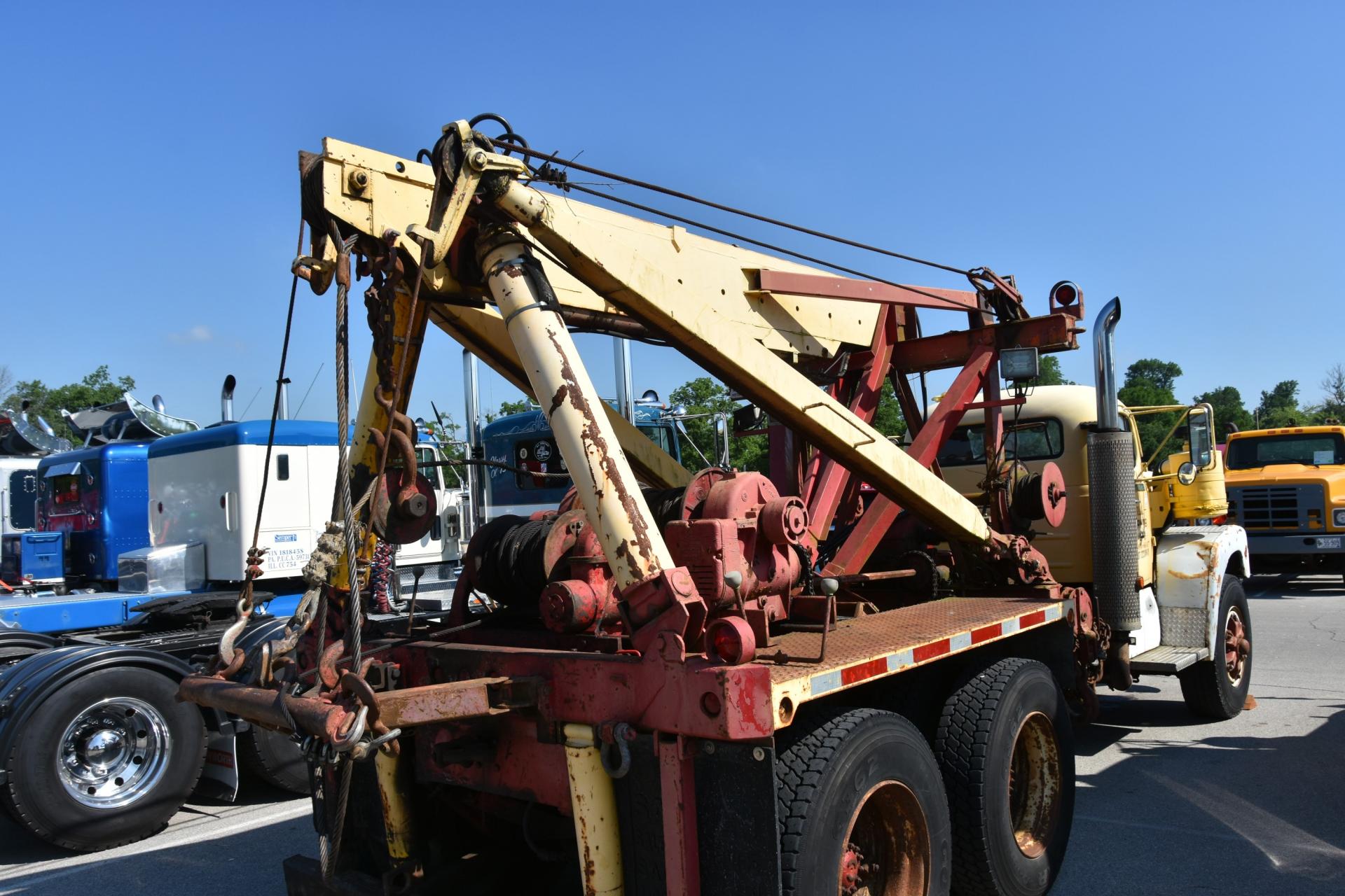 1965 Diamond T P4320 Wrecker  (16).JPG