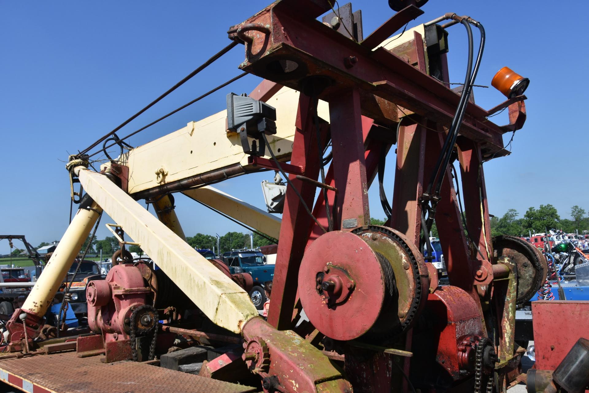 1965 Diamond T P4320 Wrecker  (34).JPG