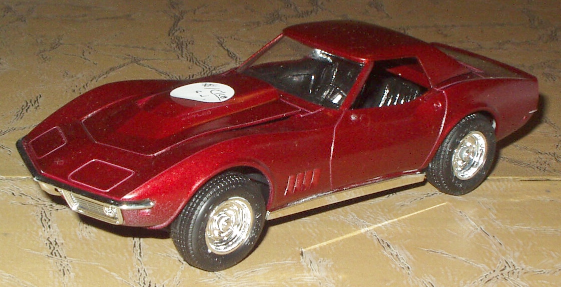 Revell68VetteHT02.jpg.0f378e054a1622832f876729a0dd325f.jpg