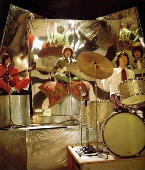 pink-floyd-mirrors.jpg.15c2038cd2d1c7f58f29ce3f718749f0.jpg