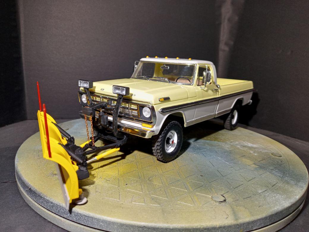 Moebius Models 1972 Ford F-250 4x4 with Snow Plow - Small