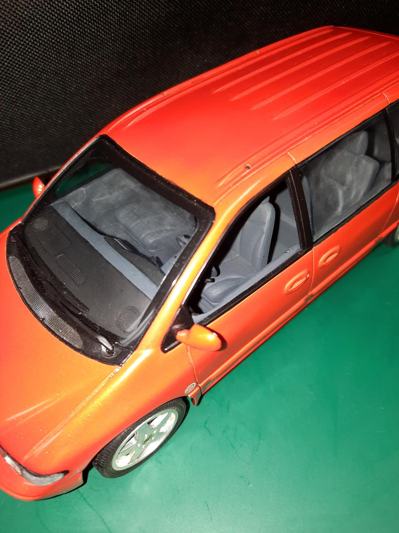 Dodge Caravan model (1996) Lindberg - i03.jpg