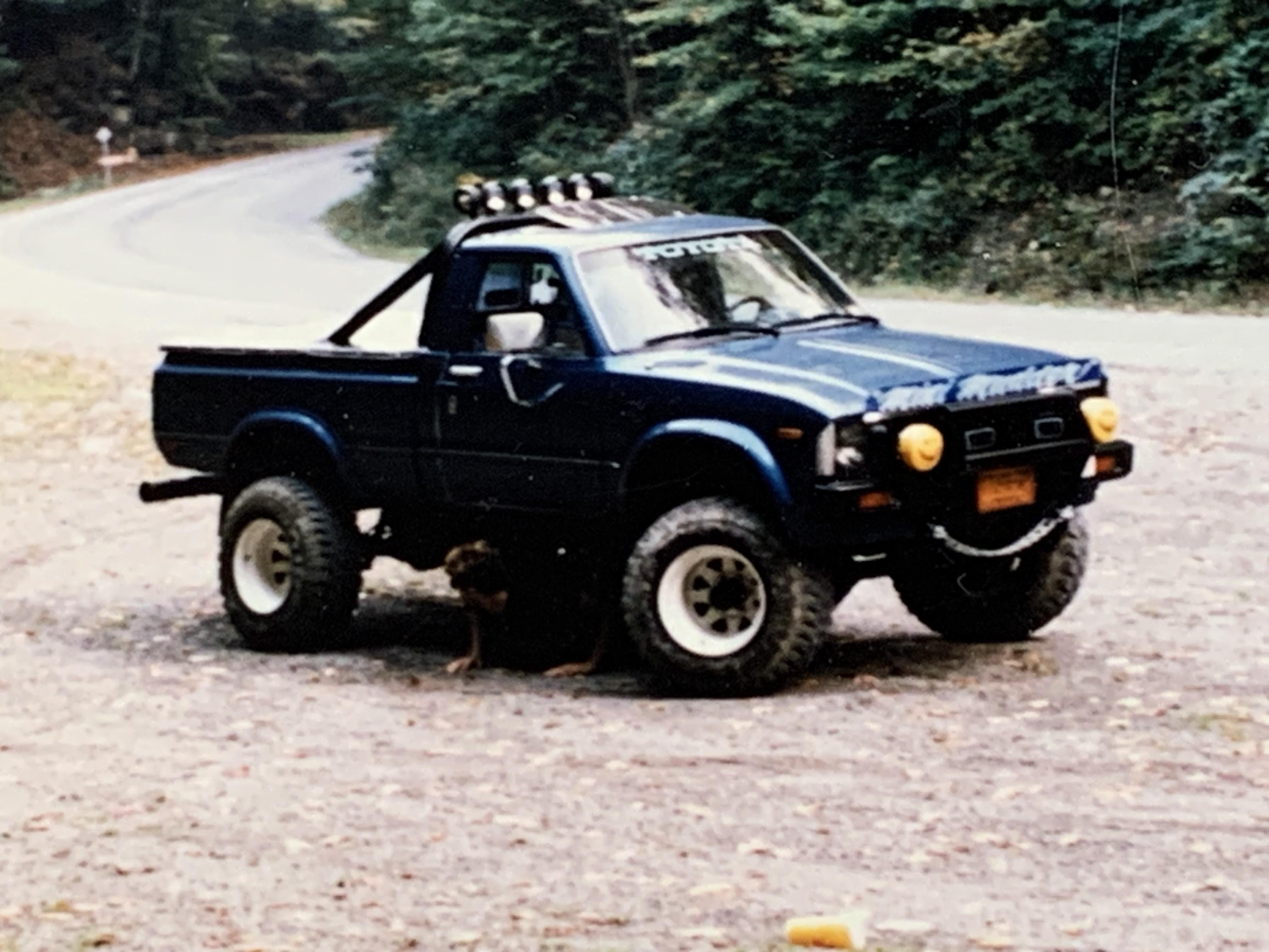 Amazon.com: AMT 1980 Toyota Hilux SR5 Pickup (Snap) 1:25