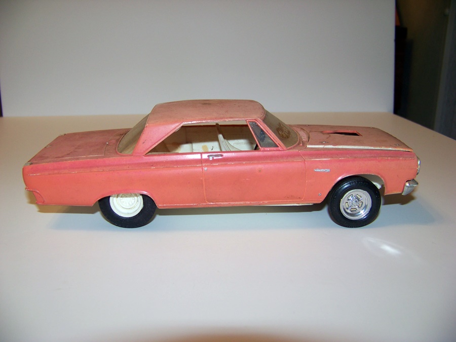 AMT 1/25 1965 Dodge Coronet Snap Model Kit